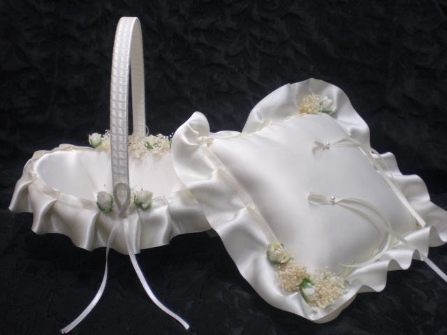Bridal garter-wedding pillows