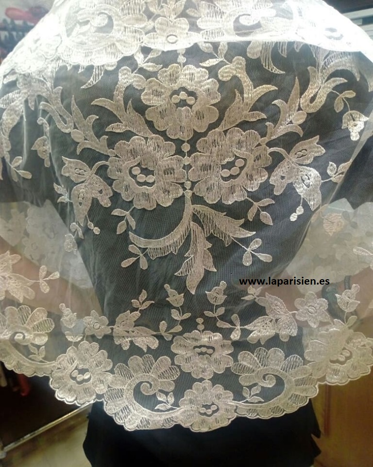 Mantilla triangular -Media luna grande