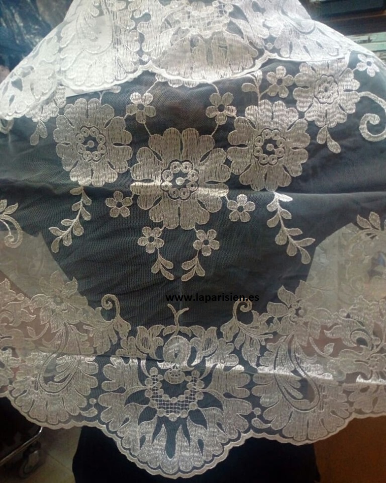 Mantilla triangular -Media luna grande