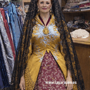 Mantón de Manila y Falda Tradicional Aragonesa
