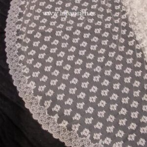 Mantilla ovalada crema