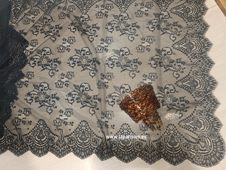 Mantilla Peineta y Broche