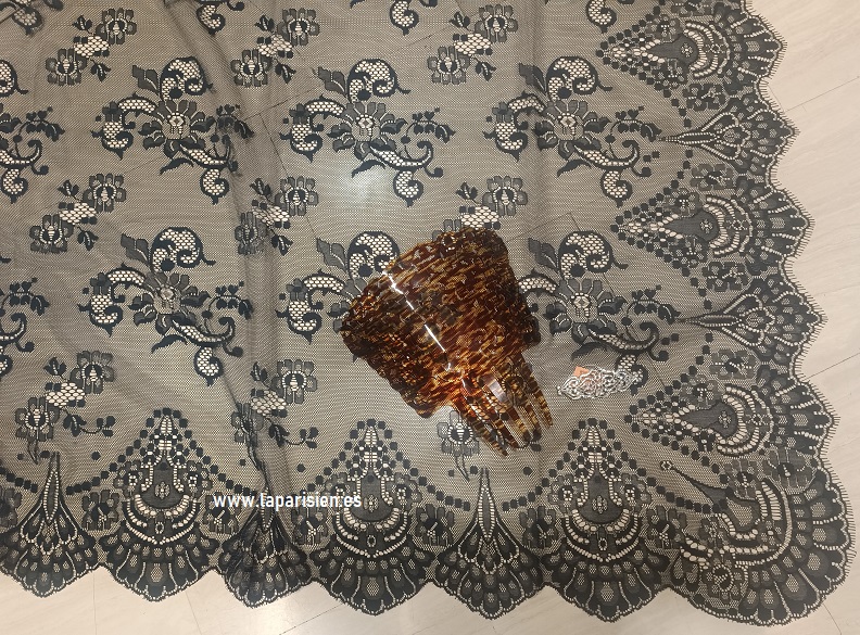 Mantilla Peineta y Broche