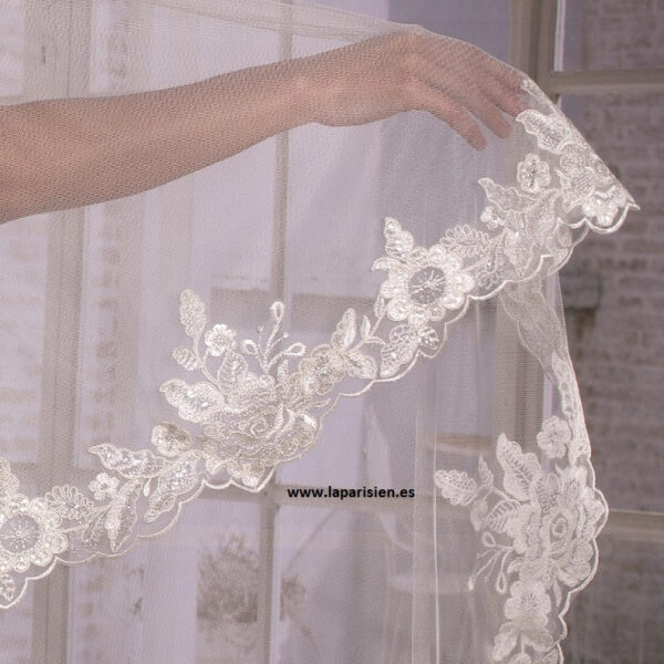 Velo de novia decorado con encaje acabado rebrodé