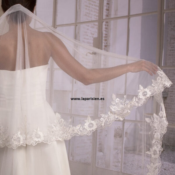 Velo de novia decorado con encaje acabado rebrodé