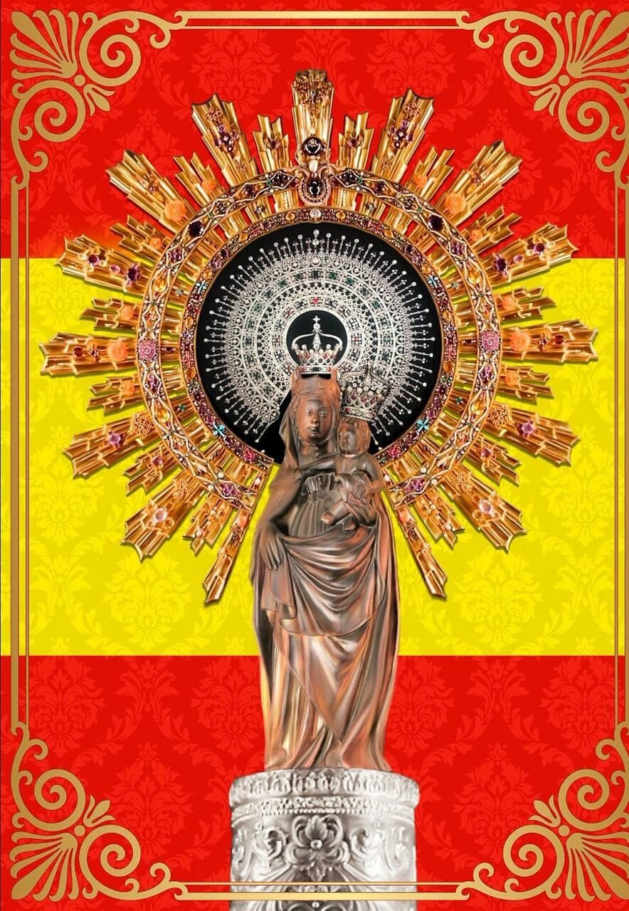 Balconera de la virgen del pilar con el fondo de la bandera de españa de la parisien