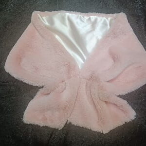Estola piel sintética color nude muy cálida y suave, fabricada en España.