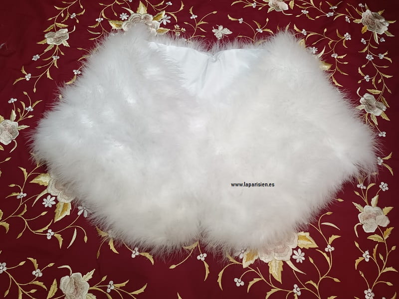 Estola de pluma de marabú color blanco roto. 1,25x0,32 mts, dispone de dos cierres para su perfecto ajuste. muy suave y acogedora.Ideal como complemento en cualquier boda, ceremonia o evento.