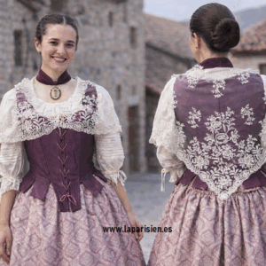 CONJUNTO DE FALDA, BLUSA, JUSTILLO Y BOBINÉ.