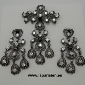 JUEGO PENDIENTES Y BROCHE BISUTERIA. largo pendientes: 7,5 cm, largo broche: 10 cm