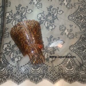 Mantilla peineta y broche
