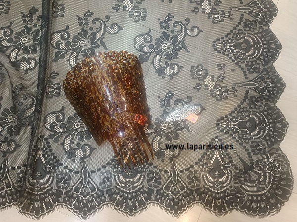 Mantilla peineta y broche