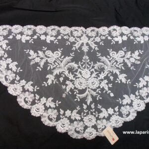 Mantilla triangular media luna