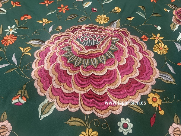 Manton de manila verde botella con una flor grande de la tienda la parisien