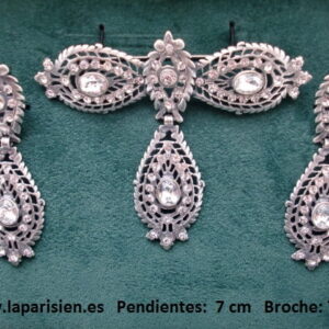 Pendientes y broche a juego. Bisutería color plata. Cierre Omega. 6,5 cm.