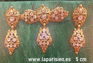 Bisutería color dorado viejo. Cierre Omega. 5 cm