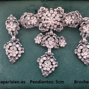 Juego de pendientes y broche en Bisutería color plata. Cierre Omega.