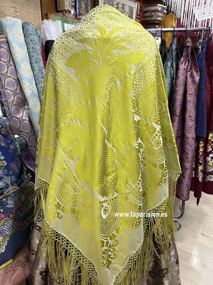 Mantón Adamascado Cuadrado 140 x 140 cm con Fleco Hecho a Mano – Tradicional y Decorativo - Imagen 3