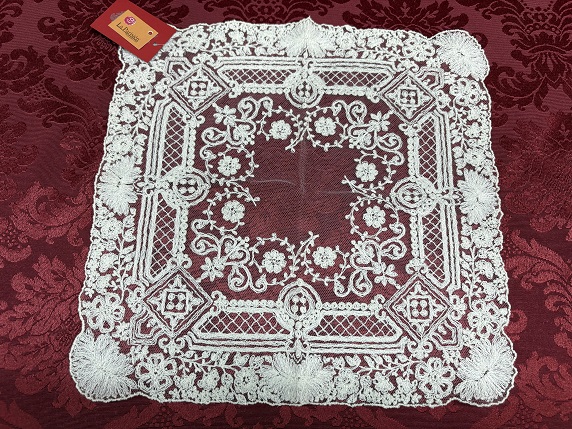 Pañuelo de novia de tul bordado 28x28 cm – Artesanía española