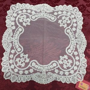 pañuelo de tul bordado blanco natural con encaje floral artesanal 30x30 cm España
