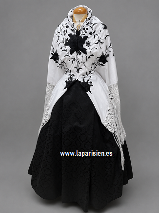 Indumentaria tradicional española con falda regional y mantón de Manila elegante