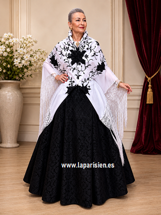Conjunto de falda regional negra y mantón de Manila blanco y negro en La Parisién Zaragoza