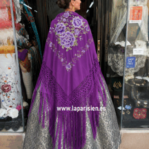 Mantón de Manila morado bordado artesanal con flores lilas y fleco largo