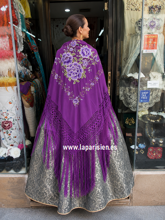 Mantón de Manila morado bordado artesanal con flores lilas y fleco largo