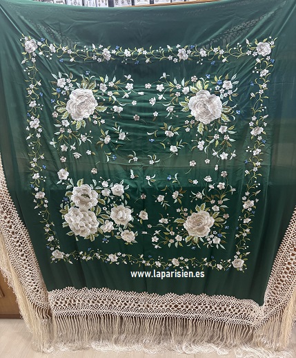 Mantón de Manila artesanal verde con flores marfil y fleco hecho a mano