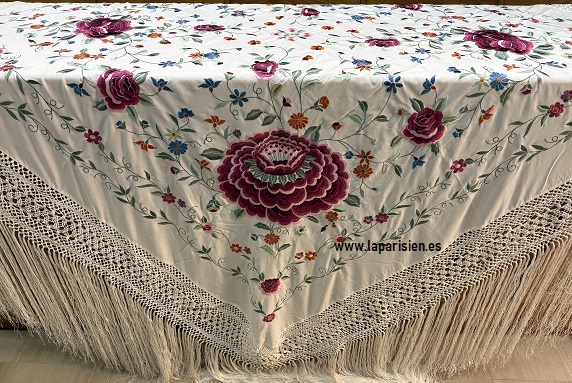 Mantón de Manila bordado artesanalmente de 140x140 cm con flores multicolor y fleco hecho a mano en La Parisién Zaragoza