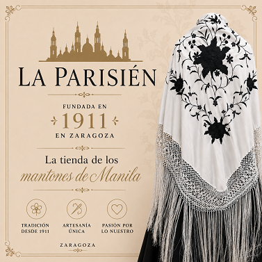 Mantón de Manila blanco con bordados negros y fleco artesanal en La Parisién Zaragoza Descripción: Mantón de Manila artesanal en color blanco con elegantes bordados negros florales y fleco anudado a mano.