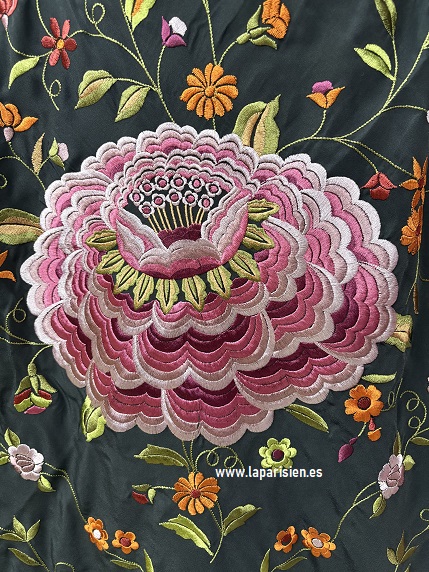 Detalle de mantón de Manila negro con grandes flores rosas bordadas y diseño artesanal exclusivo