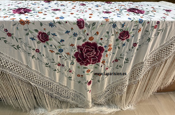 Mantón de Manila español artesanal 140x140 cm más 60 cm de fleco anudado a mano sobre fondo marfil