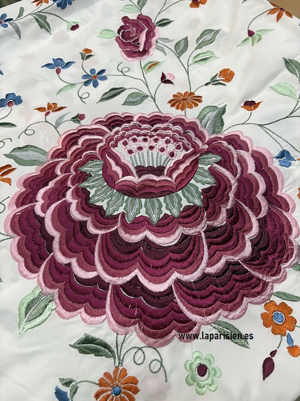 Detalle de mantón de Manila tradicional bordado a mano con espectacular fleco artesanal para traje regional español