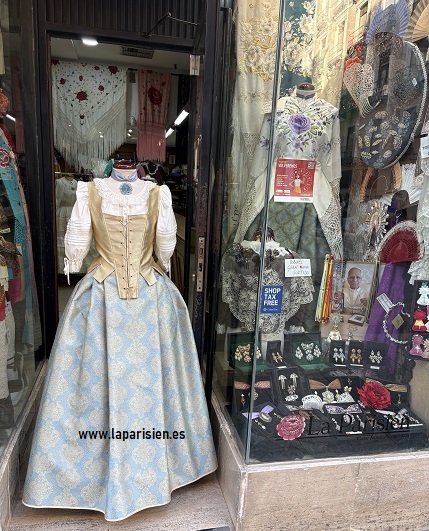 Traje regional aragonés con falda adamascada azul y corpiño tradicional | La Parisién Zaragoza - Imagen 3