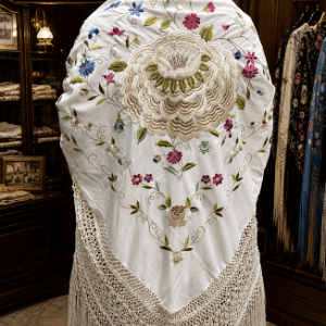 Mantón de Manila blanco mate artesanal bordado a mano 140x140 cm con gran flor central y fleco de 60 cm.