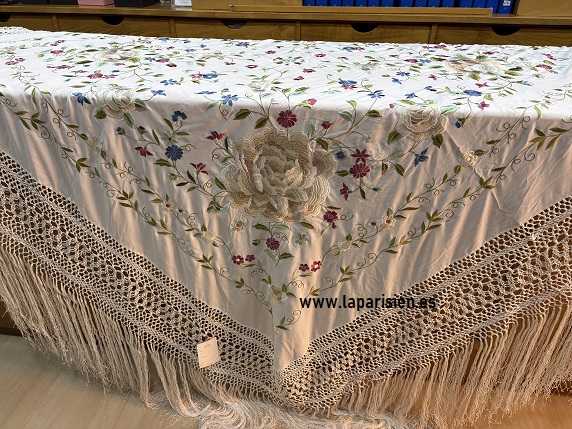 Mantón de Manila blanco mate de lujo con bordado artesanal y largo fleco anudado a mano para novia, ceremonia y traje regional. Descripción para Google Imágenes mantón - de - Manila - blanco - mate - artesanal - bordado - a - mano - 140x140 - 60 - cm - fleco - dos - esquinas - diferentes - mantón - español - lujo - novia - ceremonia - traje - regional - La - Parisién etiquetas separadas por comas Etiquetas SEO (separadas por comas): mantón de Manila, mantón de Manila blanco, mantón de Manila blanco mate, mantón de Manila artesanal, mantón de Manila bordado a mano, mantón de Manila de seda, mantón de Manila 140x140, mantón de Manila con fleco, mantón de Manila de lujo, mantón de Manila para novia, mantón de Manila para ceremonia, mantón de Manila para madrina, mantón de Manila para invitada, mantón de Manila para Feria de Abril, mantón de Manila para romerías, mantón de Manila para traje regional, mantón de Manila español, mantón tradicional español, chal de Manila, shawl de Manila, embroidered Manila shawl, handmade Manila shawl, white Manila shawl, luxury Manila shawl, Spanish embroidered shawl, Spanish Manila shawl, mantón bordado artesanalmente, bordado floral, dos esquinas diferentes, fleco anudado a mano, artesanía española, moda flamenca, traje de flamenca, indumentaria tradicional, traje regional aragonés, traje regional valenciano, mantón de colección, La Parisién, Zaragoza, tienda de mantones de Manila, comprar mantón de Manila online, envío internacional. descripcion corta, url canonnica, migas pan, descripcion para 5 imagenes seo Descripción corta Mantón de Manila blanco mate de 140x140 cm más 60 cm de fleco anudado a mano, bordado artesanalmente con un elegante diseño floral y dos esquinas diferentes. Una pieza exclusiva de alta artesanía española, ideal para novias, madrinas, ceremonias, Feria de Abril, romerías y trajes regionales. Envío a todo el mundo. URL Canónica https://www.laparisien.es/manton-manila-blanco-mate-artesanal-140x140-bordado-mano/ Migas de pan (Breadcrumbs) Inicio > Mantones de Manila > Mantones de Manila Bordados a Mano > Mantón de Manila Blanco Mate Artesanal 140x140 cm + 60 cm de Fleco Descripción SEO para 5 imágenes (Google Imágenes) Imagen 1 Mantón de Manila blanco mate artesanal de 140x140 cm con 60 cm de fleco anudado a mano, bordado floral multicolor y dos esquinas diferentes, ideal para novia, ceremonia y traje regional. Imagen 2 Detalle de la gran flor central bordada a mano en un mantón de Manila blanco mate artesanal con extraordinario relieve y acabados de alta calidad. Imagen 3 Detalle de una de las esquinas del mantón de Manila blanco bordado artesanalmente con flores multicolor y elegante diseño tradicional español. Imagen 4 Bordado floral artesanal sobre mantón de Manila blanco mate con motivos en tonos marfil, verde, azul y fucsia realizado completamente a mano. Imagen 5 Mantón de Manila blanco mate de lujo con bordado artesanal, dos esquinas diferentes y largo fleco anudado a mano para novia, madrina, Feria de Abril y trajes regionales. necesito la descripcion separada por guiones los espacios Imagen 1 mantón - de - Manila - blanco - mate - artesanal - 140x140 - cm - 60 - cm - fleco - bordado - a - mano - flores - multicolor - dos - esquinas - diferentes - novia - ceremonia - traje - regional - La - Parisién Imagen 2 detalle - flor - central - mantón - de - Manila - blanco - mate - bordado - artesanal - relieve - bordado - floral - hecho - a - mano - artesanía - española - alta - calidad Imagen 3 esquina - mantón - de - Manila - blanco - bordado - a - mano - flores - bordadas - diseño - tradicional - español - mantón - artesanal - fleco - anudado - lujo Imagen 4 bordado - floral - mantón - de - Manila - blanco - mate - flores - azul - rosa - verde - marfil - bordado - artesanal - seda - mantón - español Imagen 5 mantón - de - Manila - blanco - mate - lujo - bordado - artesanal - 140x140 - cm - fleco - 60 - cm - dos - esquinas - diferentes - novia - madrina - Feria - de - Abril - indumentaria - tradicional - española