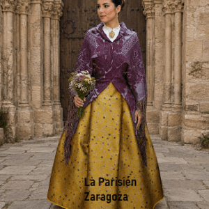 Traje regional con falda de tres largos y mantón adamascado malva de 140x140 cm con 25 cm de fleco.