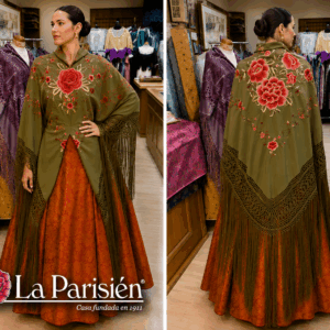 Mujer vestida con traje regional para fiestas patronales