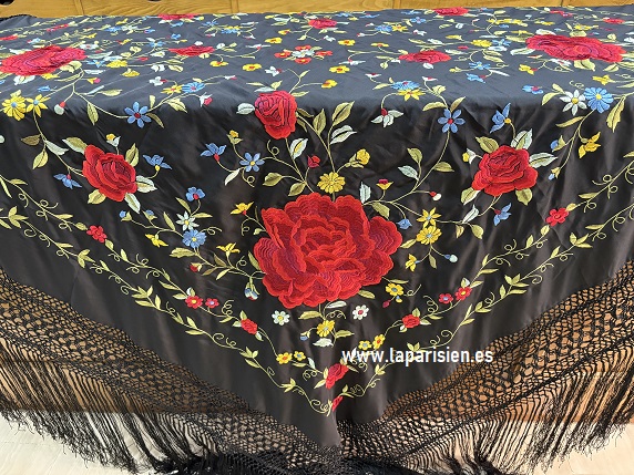 Detalle del bordado floral, enrejado y flecos artesanales de un mantón de Manila negro