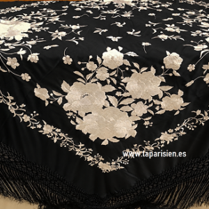 Mantón de Manila de fondo negro con bordado floral blanco y flecos negros, de 132 × 132 cm más fleco