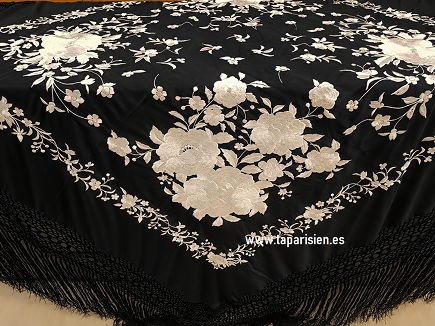 Mantón de Manila de fondo negro con bordado floral blanco y flecos negros, de 132 × 132 cm más fleco
