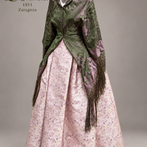 Traje regional aragonés de mujer con falda rosa estampada y mantón adamascado verde – La Parisién Zaragoza.